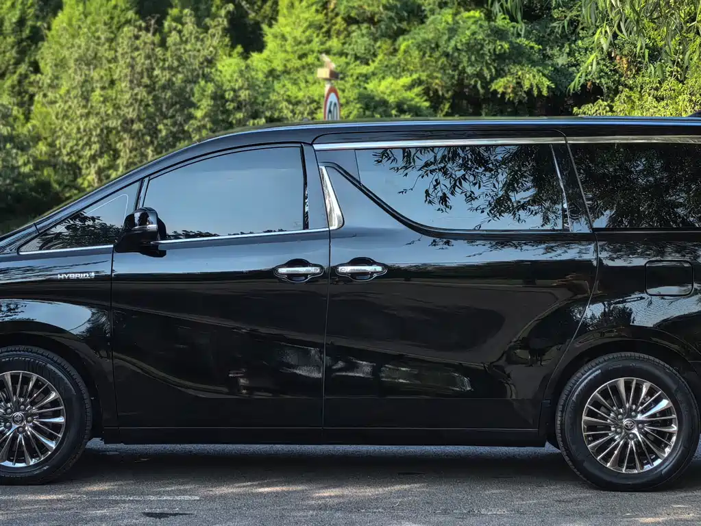 Toyota Alphard — миниатюра 3