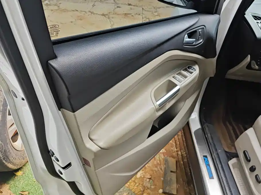 Ford Kuga — миниатюра 7