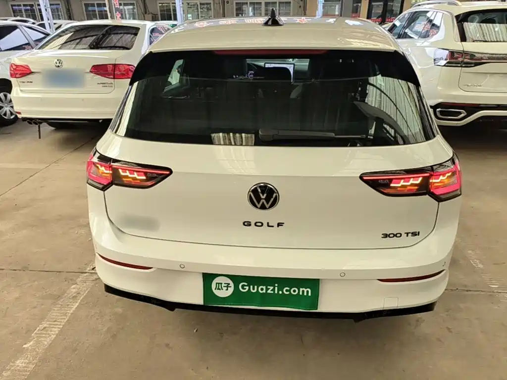 Volkswagen Golf 2025 300TSI R-Line