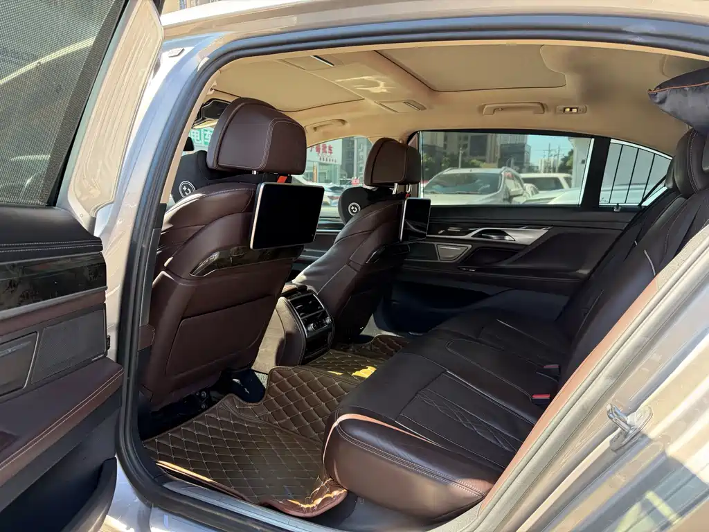 BMW 7 Series — миниатюра 6