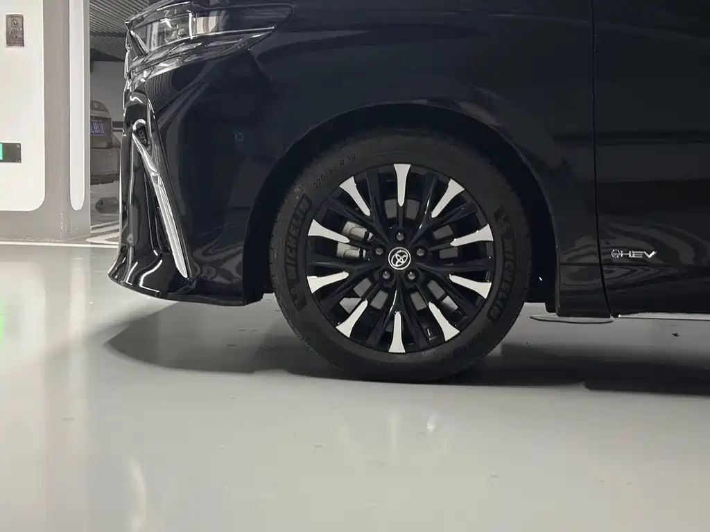 Toyota Alphard — миниатюра 5