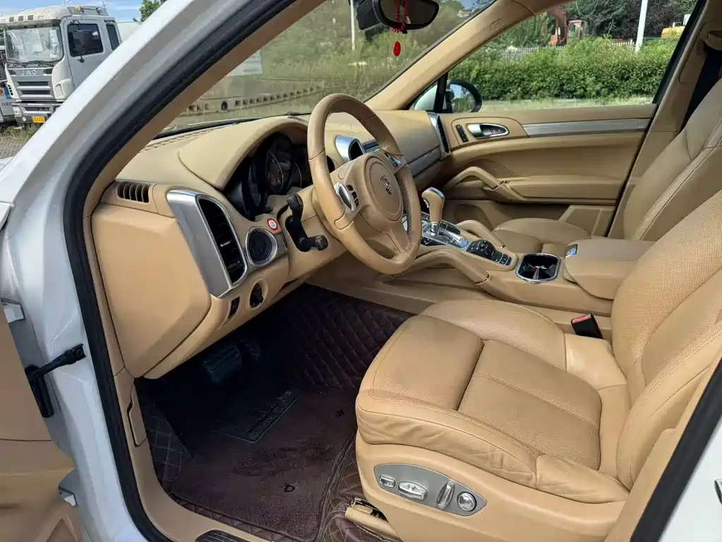 Porsche Cayenne — миниатюра 10