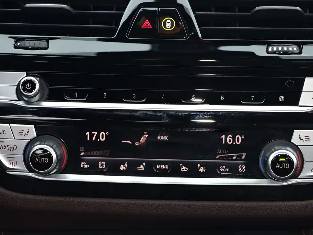 BMW 5 Series — миниатюра 11