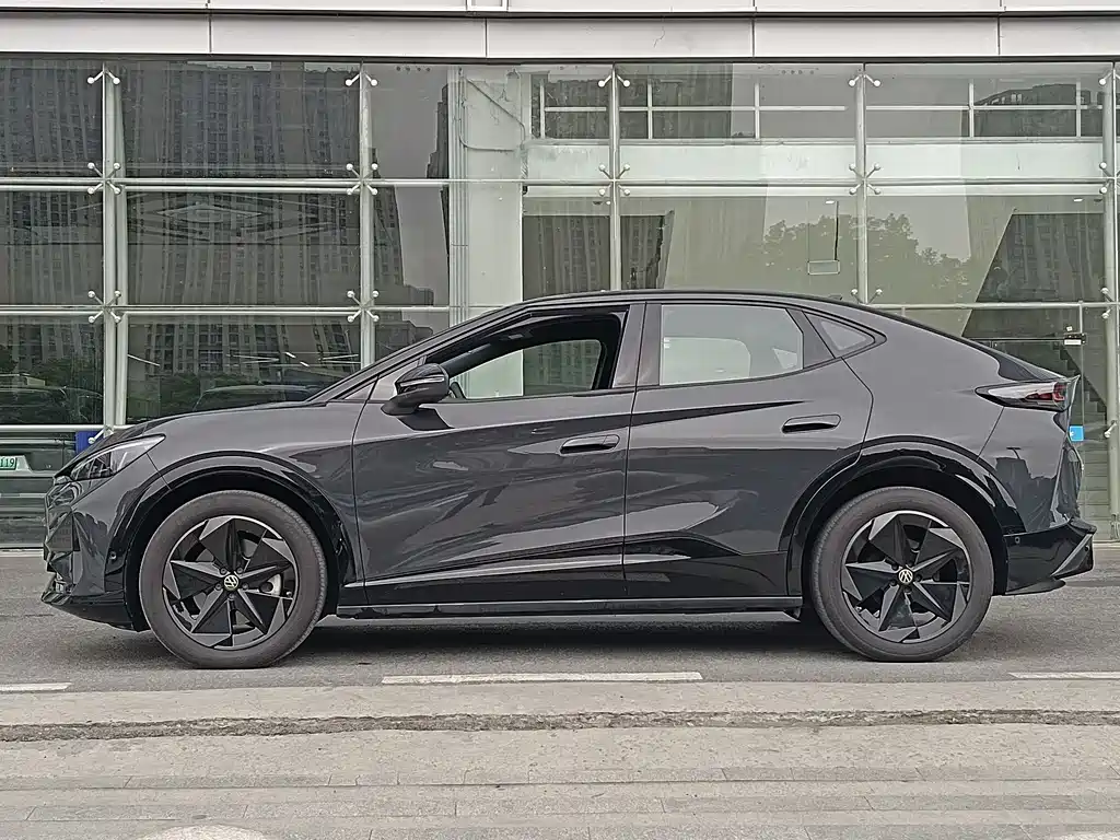 VOLKSWAGEN WITH THE CROWD 06