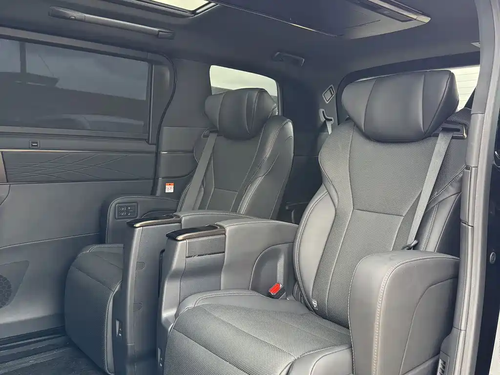 Toyota Alphard — миниатюра 8