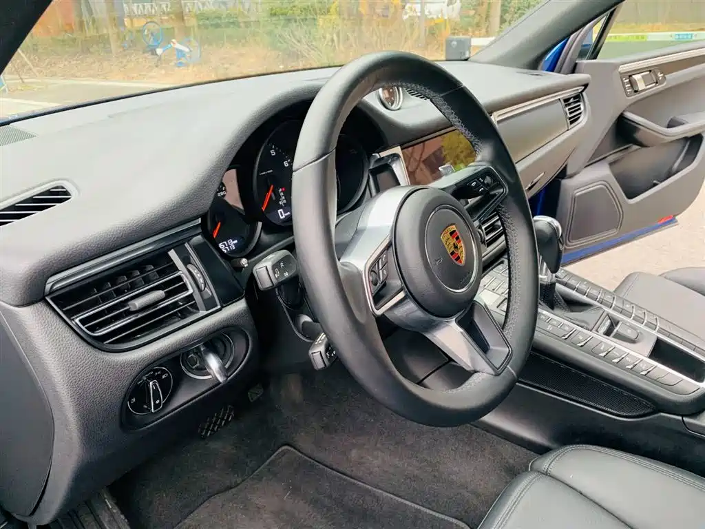 PORSCHE MACAN