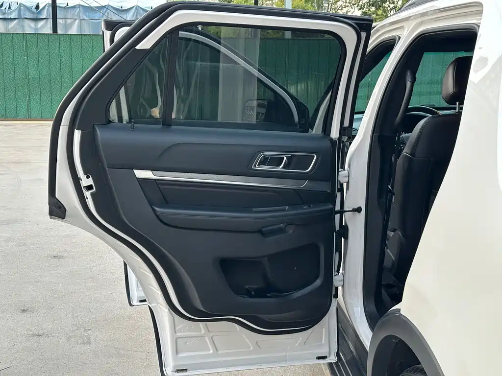 Ford Explorer (Import) — миниатюра 17