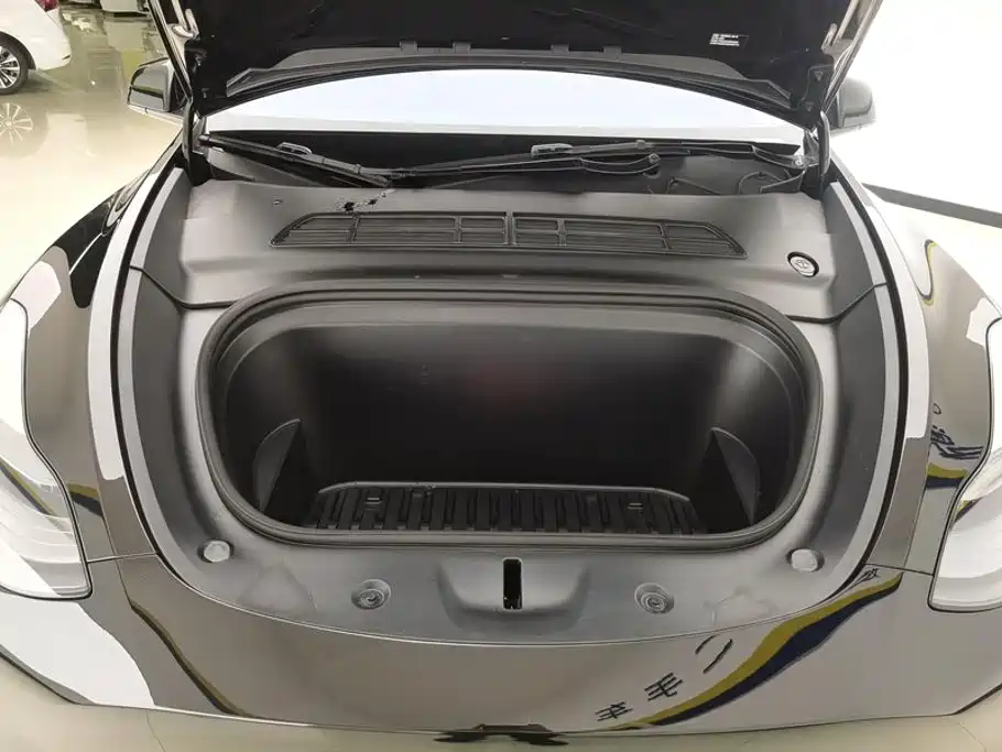 Tesla Model Y — миниатюра 10