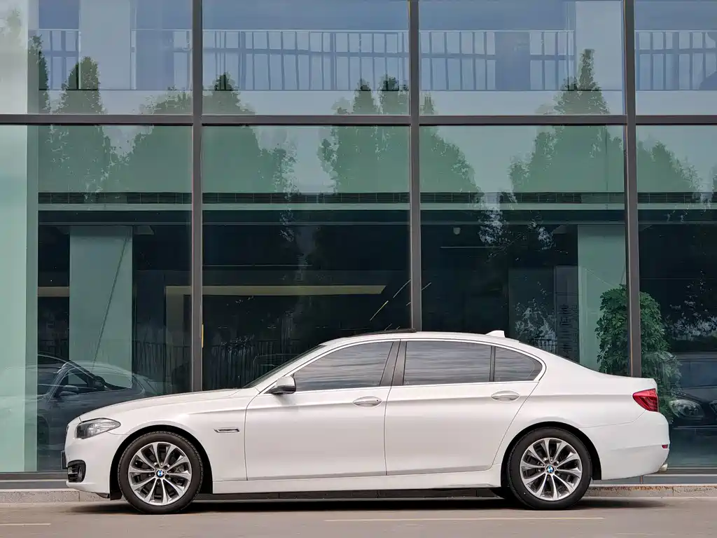 BMW 5 Series — миниатюра 3