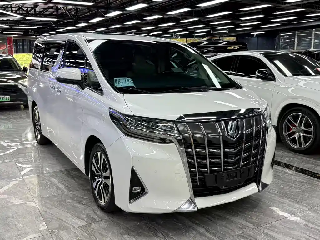 Toyota Alphard — миниатюра 3