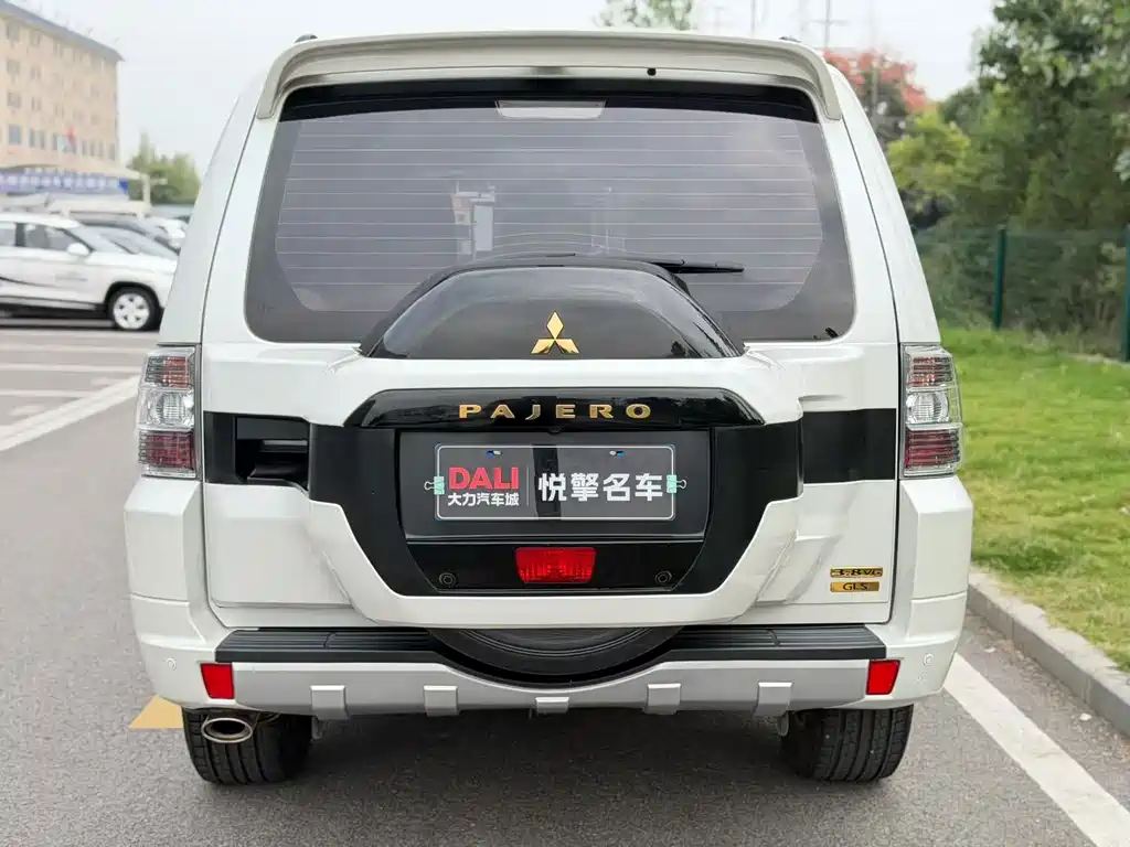 Mitsubishi Pajero (Import) — миниатюра 8