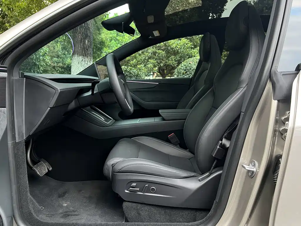 Tesla Model Y L — миниатюра 11
