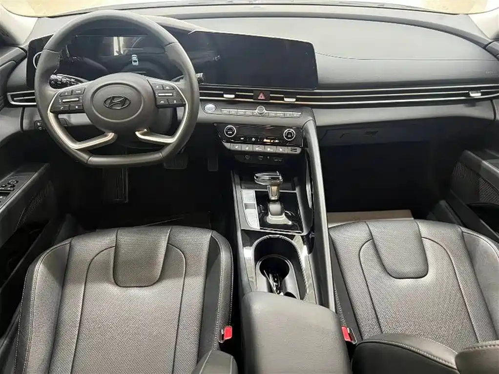 Hyundai Elantra 2023 1.5L CVT LUX Luxury