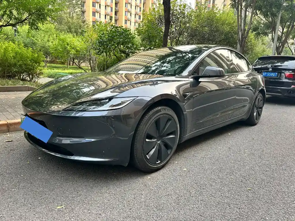 Tesla Model 3 — миниатюра 2