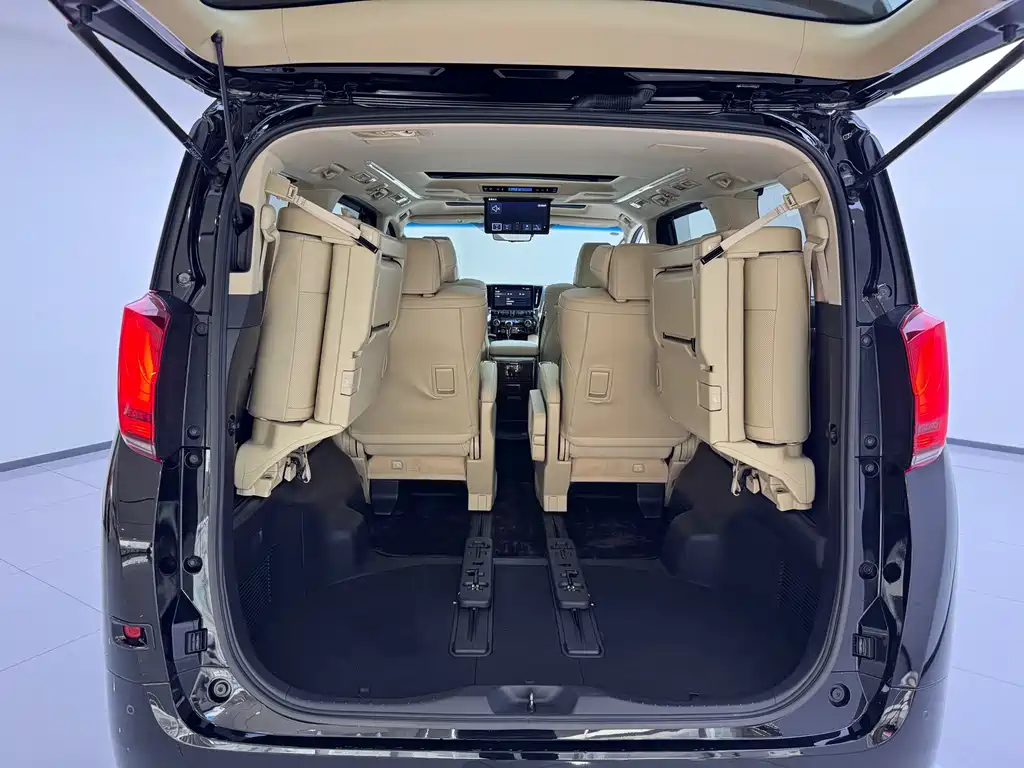 Toyota Alphard — миниатюра 9