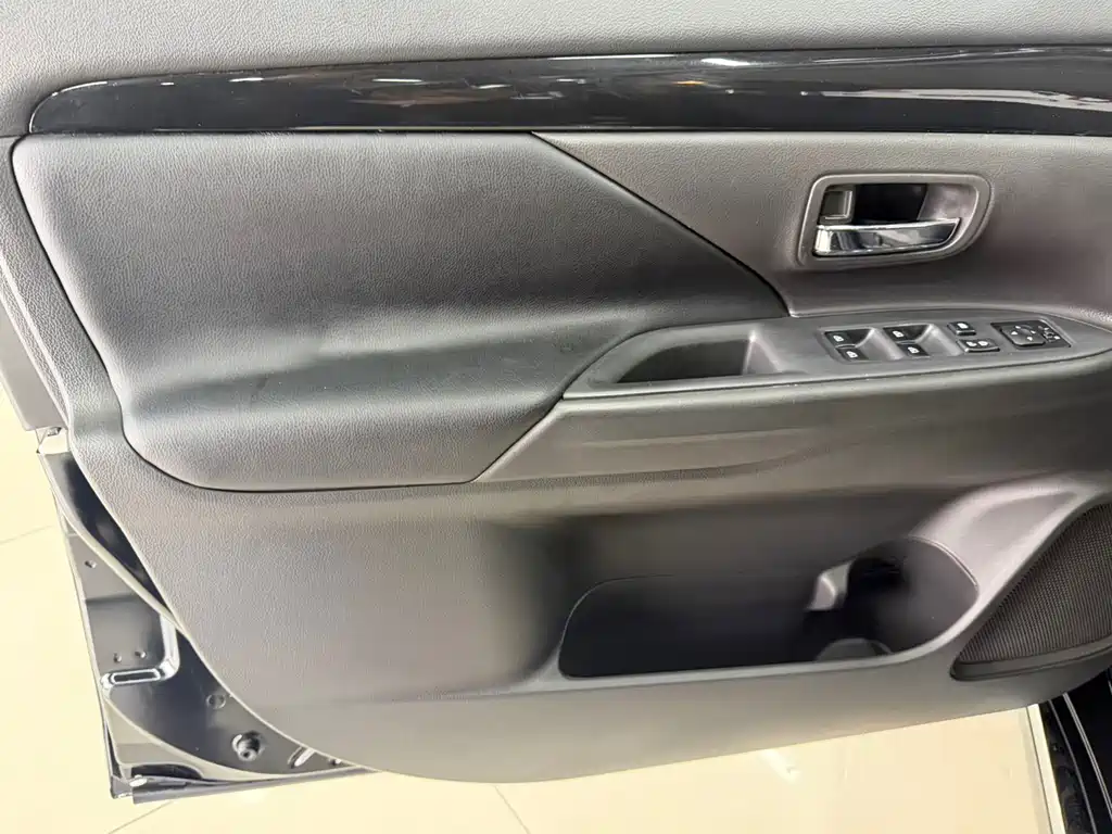 Mitsubishi Outlander — миниатюра 10