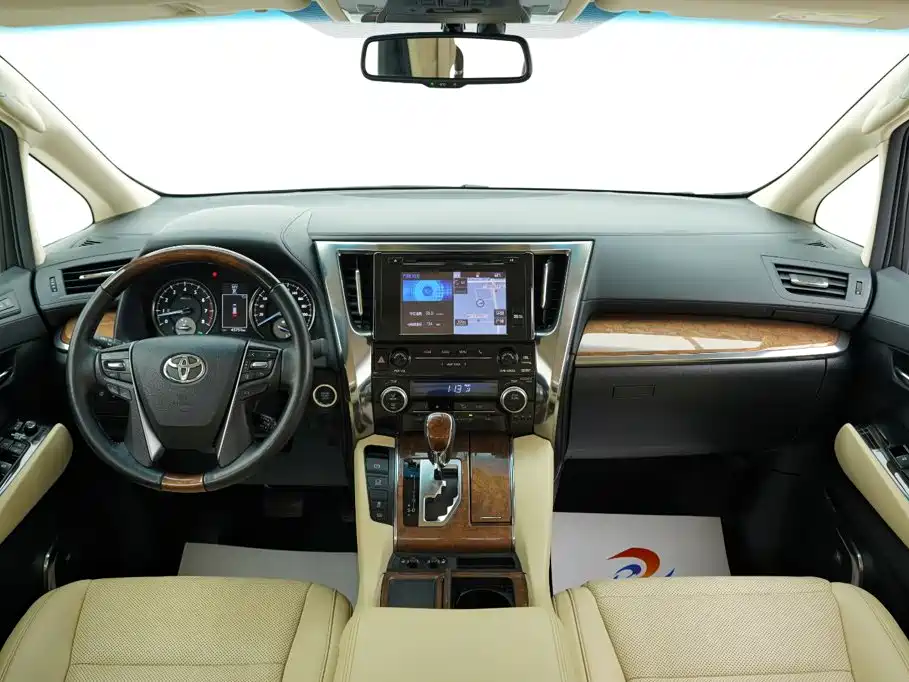 Toyota Alphard — миниатюра 27