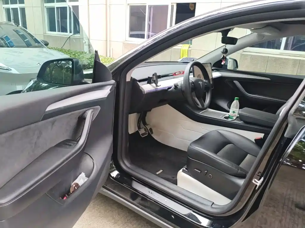Tesla Model Y — миниатюра 16