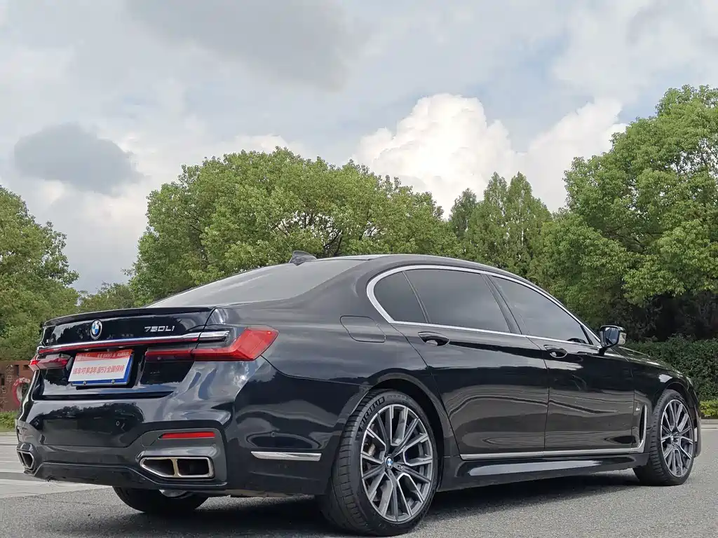BMW 7 Series — миниатюра 7