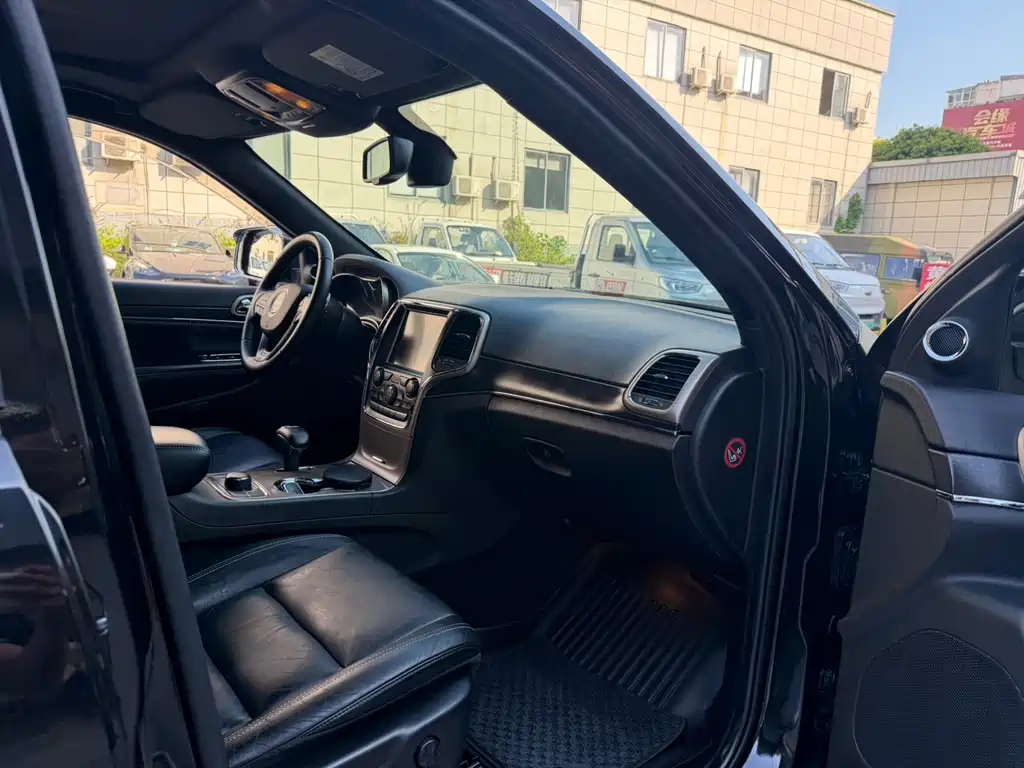 Jeep Grand Cherokee (Import) — миниатюра 10