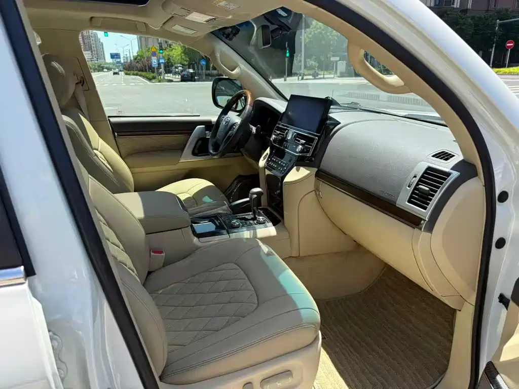 Toyota Land Cruiser 2017 4.6L GX-R