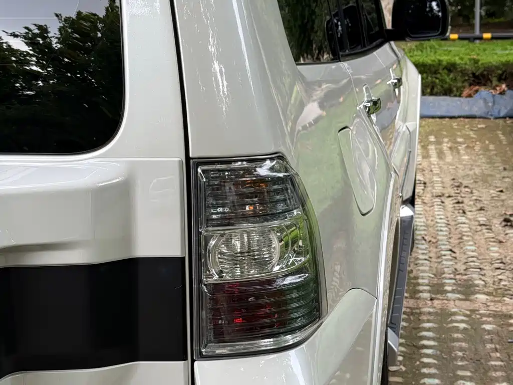 Mitsubishi Pajero (Import) — миниатюра 8