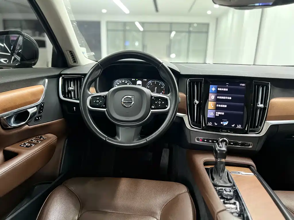 VOLVO S90