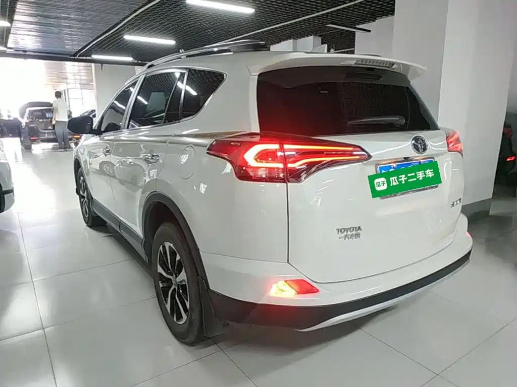 Toyota RAV4 — миниатюра 5