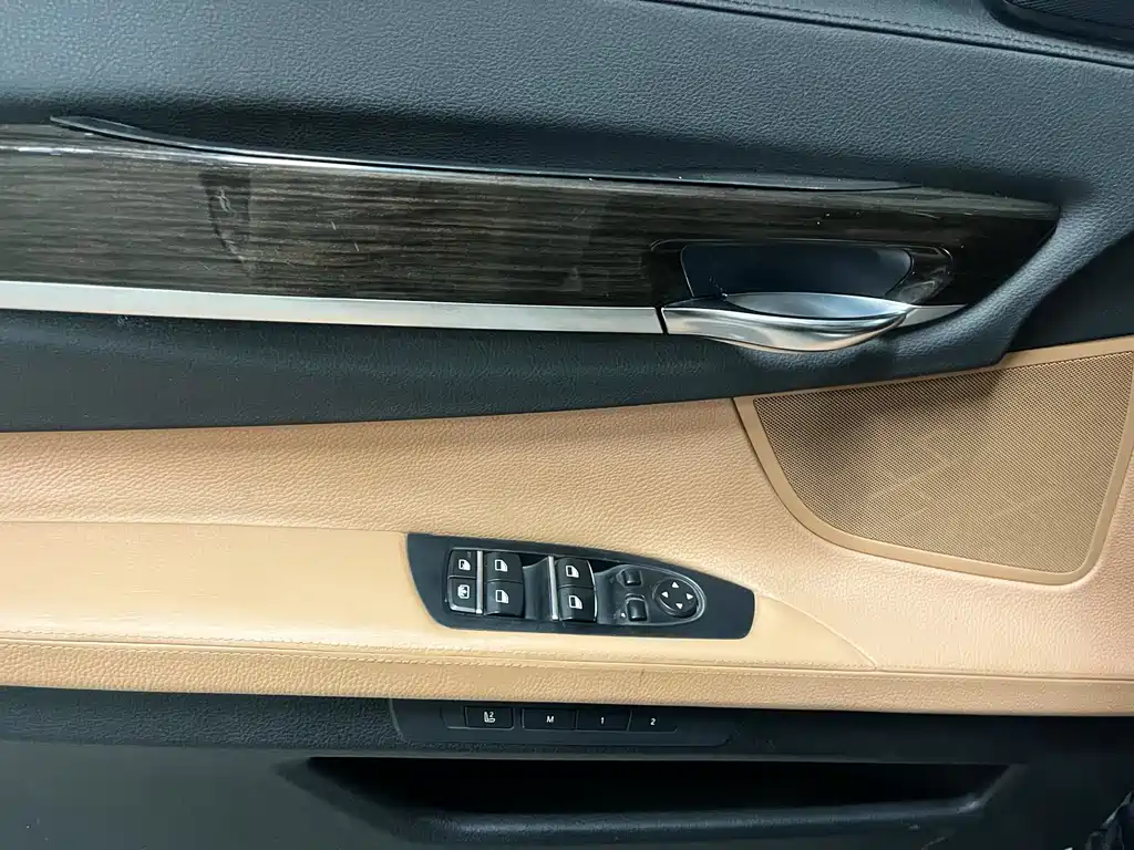 BMW 7 Series — миниатюра 8