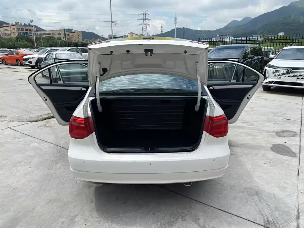 Volkswagen Jetta — миниатюра 8