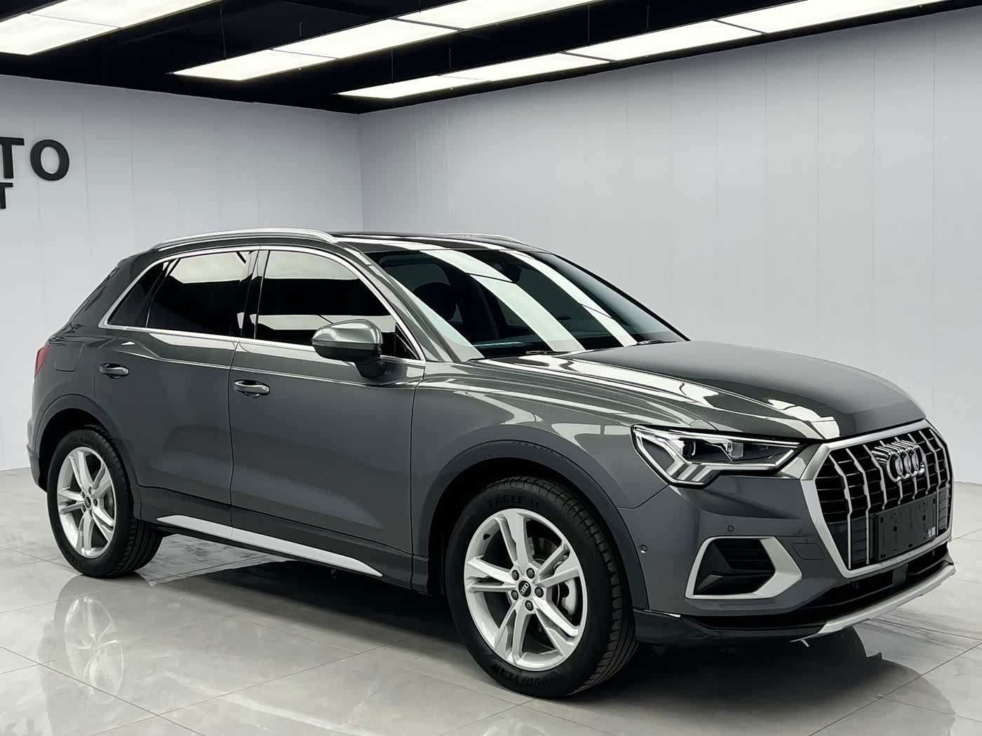 Audi Q3 1.4 л 2023 г. Серебристо-серый, пробег 43000 км