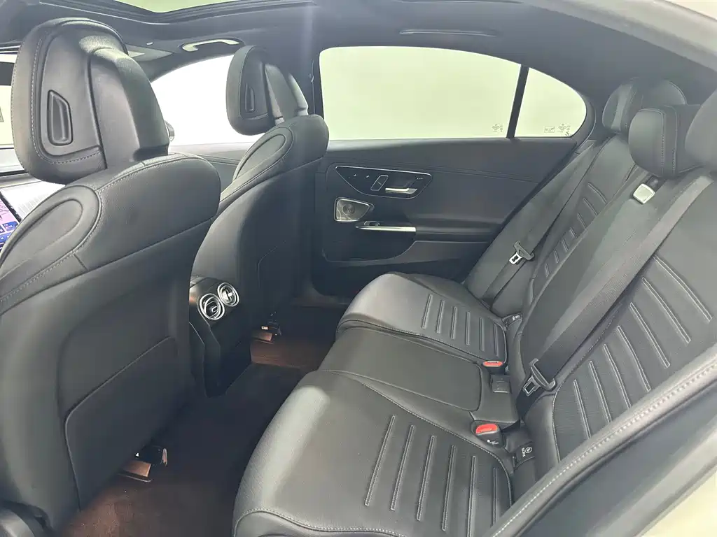 Mercedes-Benz C-Class — миниатюра 16
