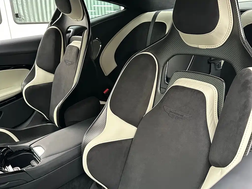 Aston Martin DB12 — миниатюра 3