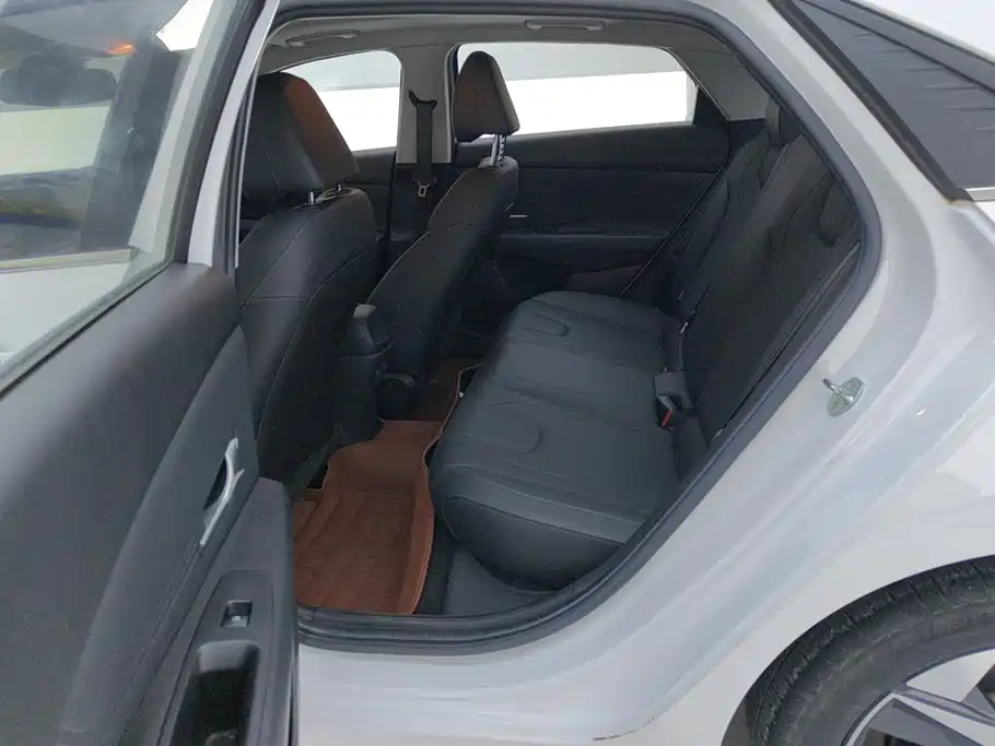 Hyundai Elantra — миниатюра 11