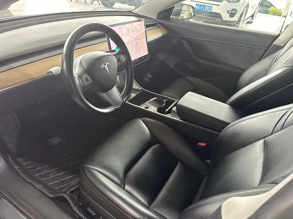 Tesla Model 3 — миниатюра 5