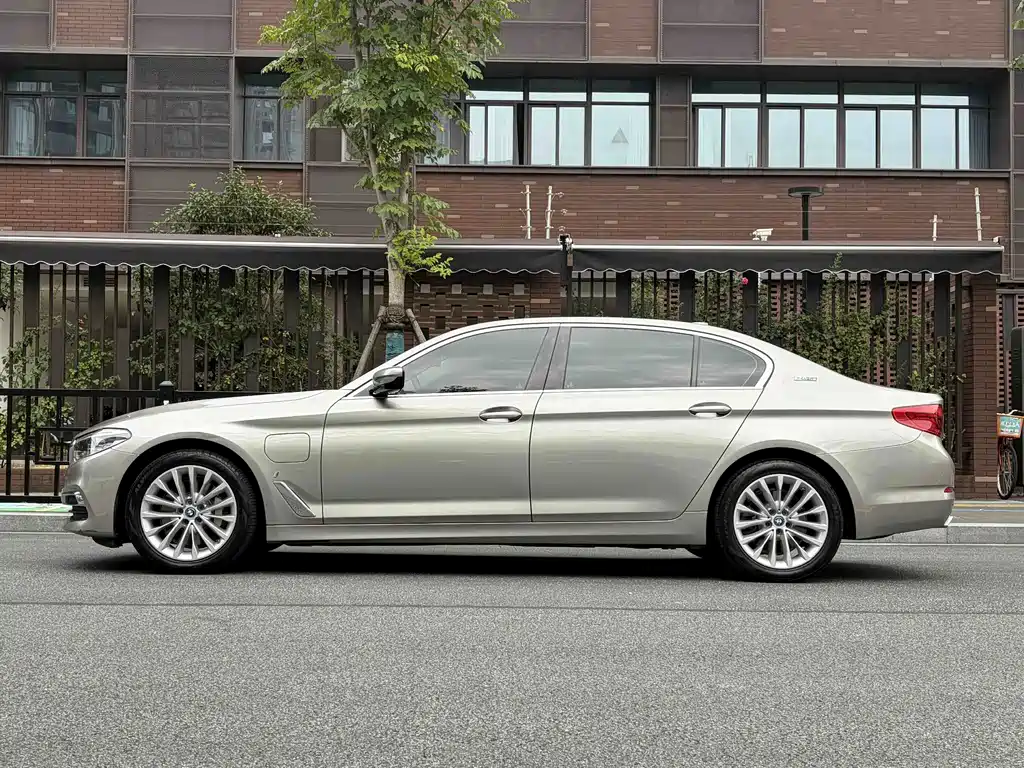 BMW 5 Series New Energy — миниатюра 4