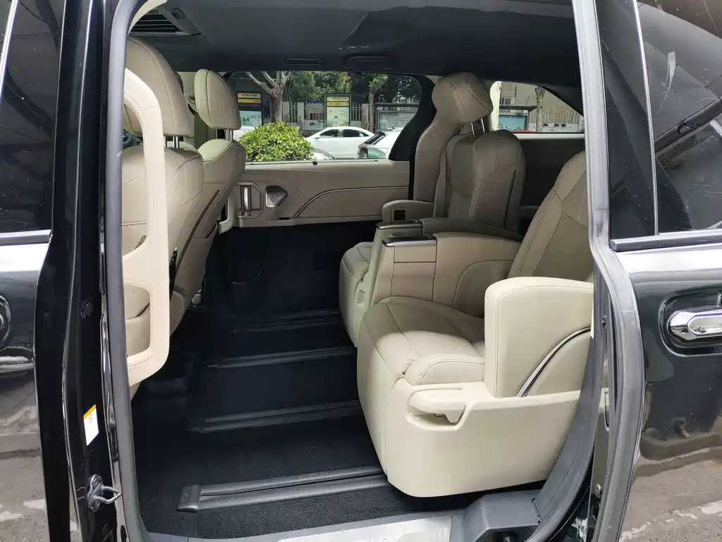 Toyota Sienna — миниатюра 5