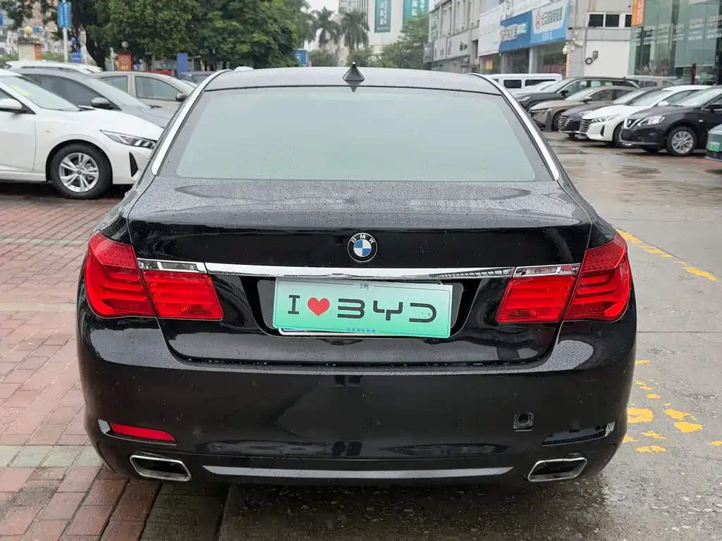 BMW 7 Series — миниатюра 11