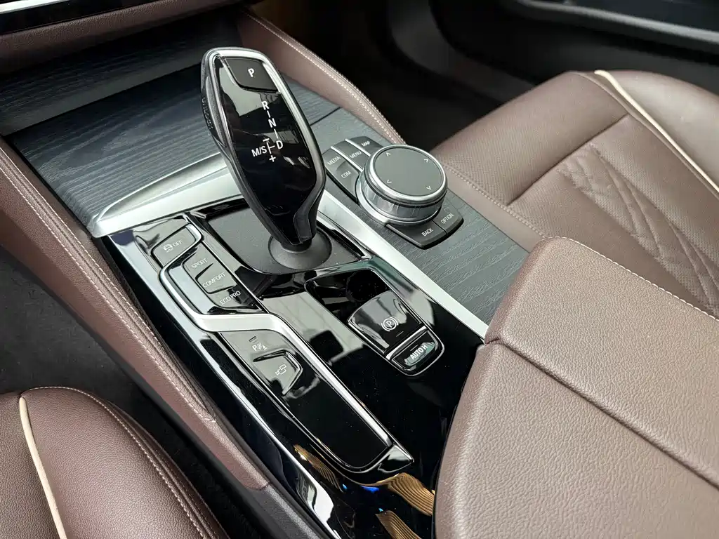 BMW 5 Series — миниатюра 11
