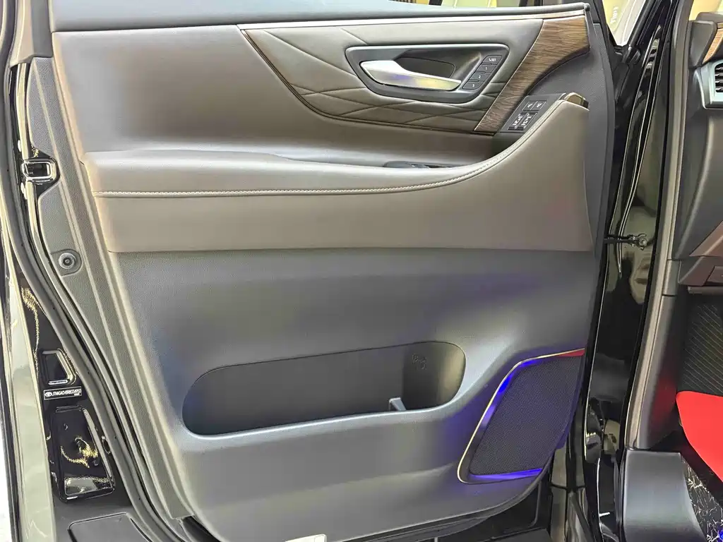 Toyota Alphard — миниатюра 18
