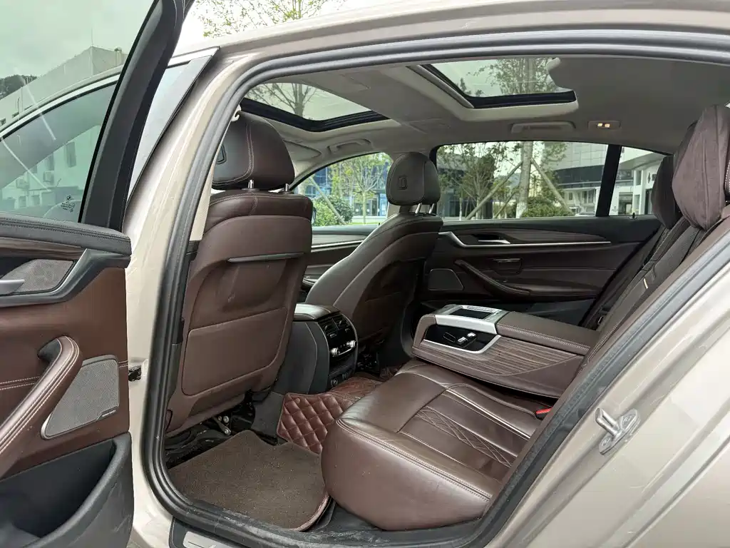 BMW 5 Series — миниатюра 8