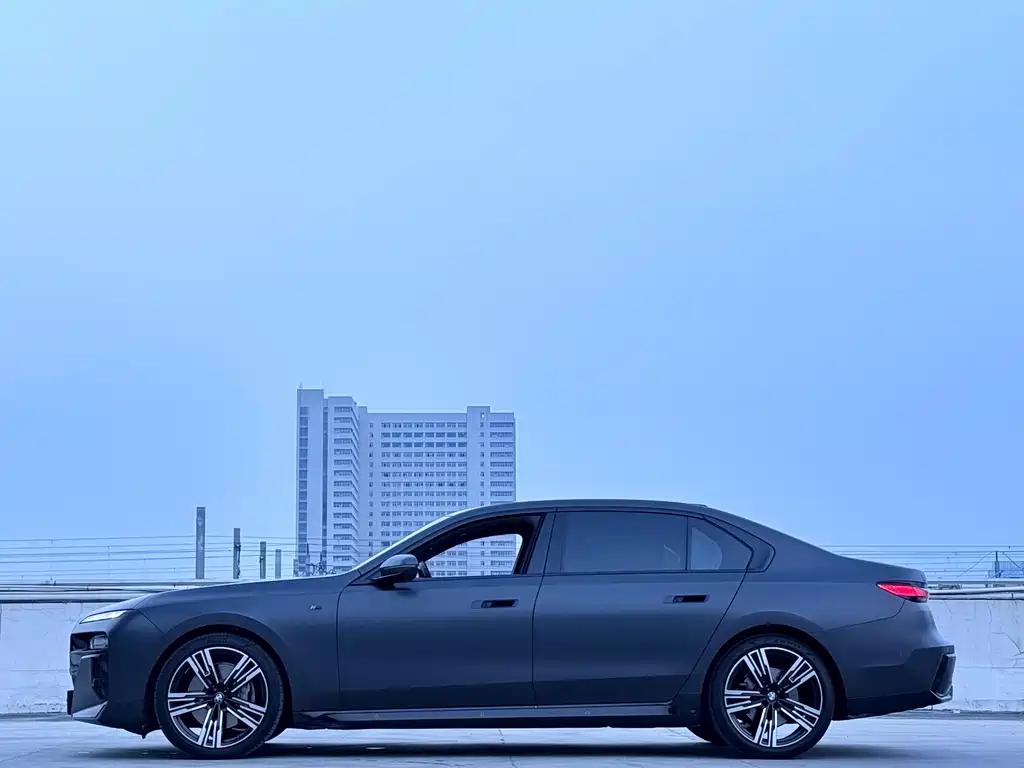 BMW 7 Series — миниатюра 12