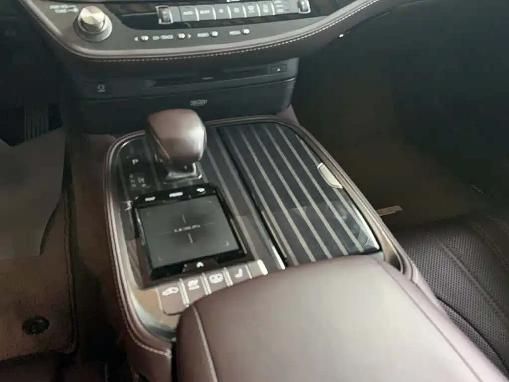 Lexus LS — миниатюра 7