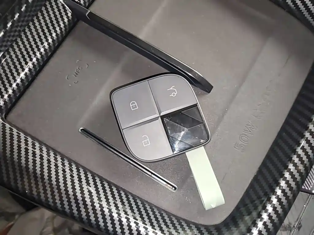 Lynk & Co 08 EM-P 2023 245km Halo