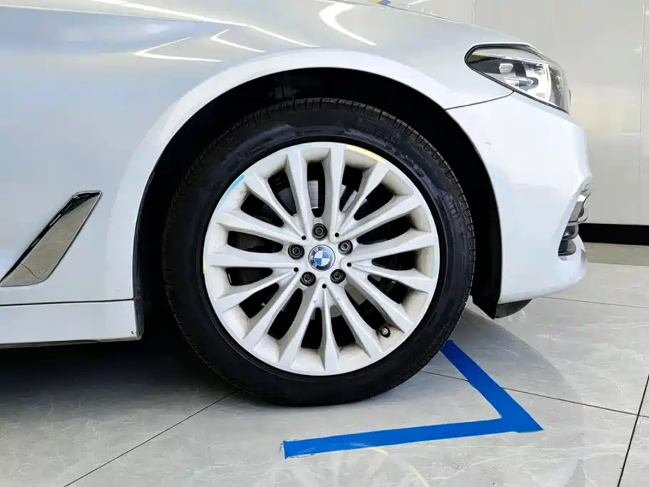 BMW 5 Series — миниатюра 6
