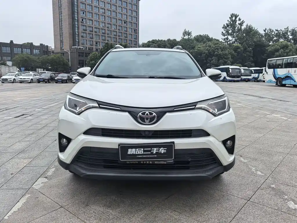 Toyota RAV4 - фото 2