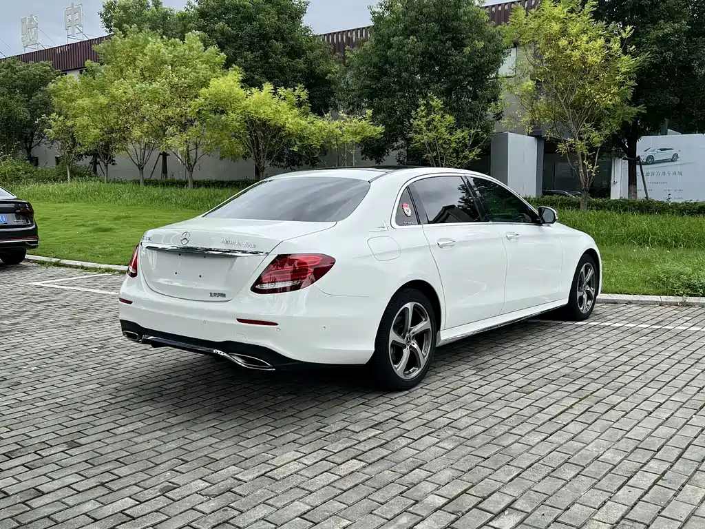 Mercedes-Benz E-Class — миниатюра 9