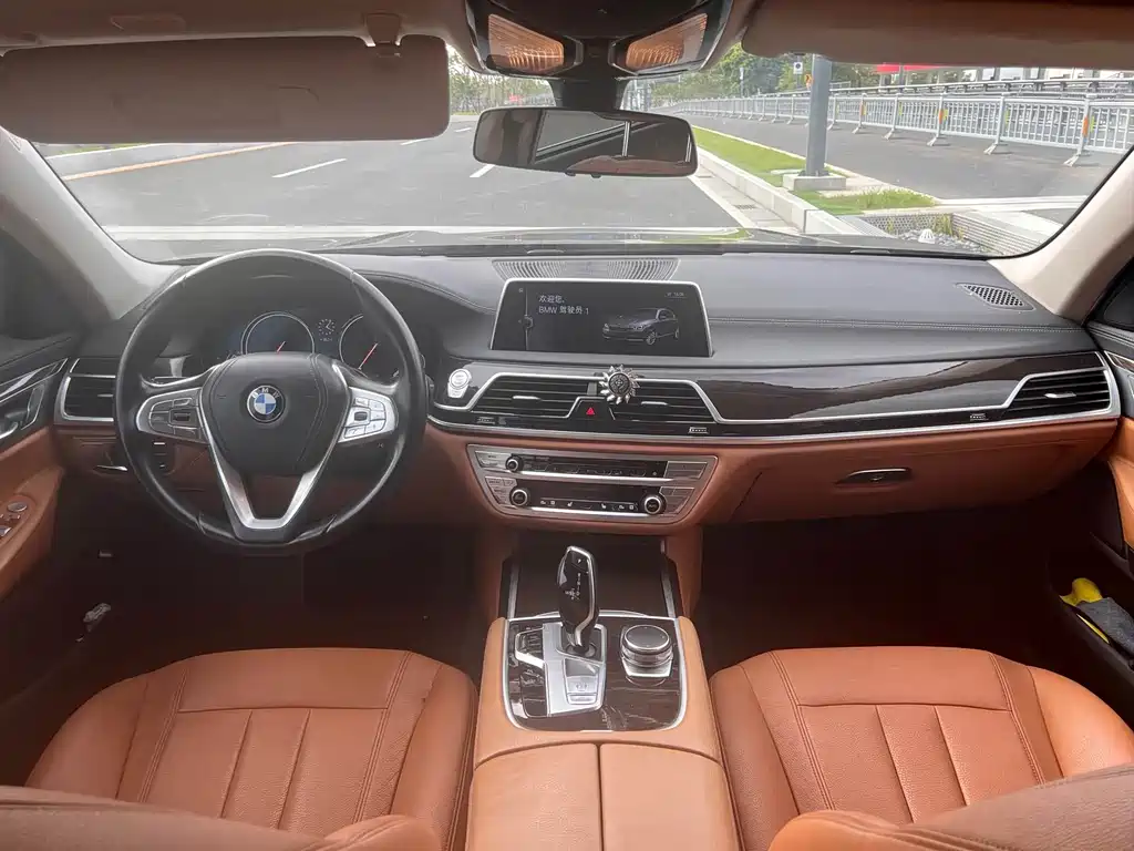 BMW 7 Series — миниатюра 6