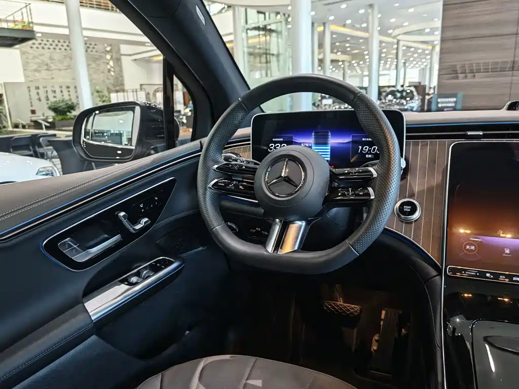 Mercedes-Benz EQE SUV — миниатюра 9