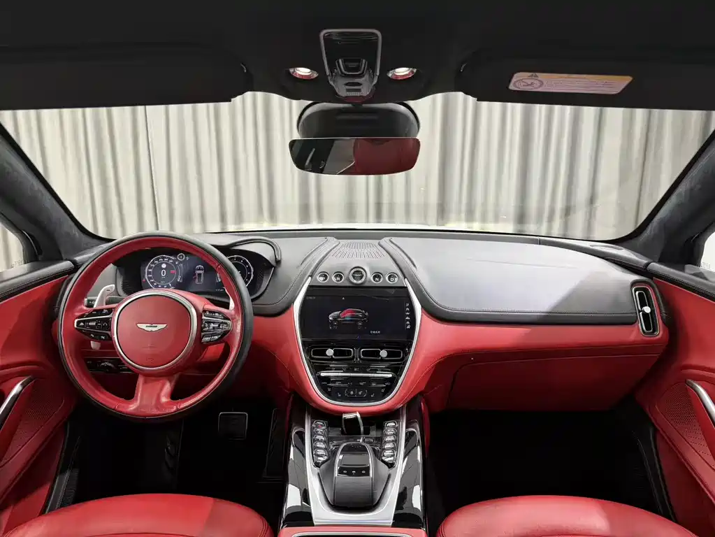 Aston Martin DBX 2022 4.0T V8